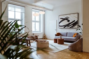 Lounge-Area – Sofaecke mit Pflanzen, ideal für Pausen und Austausch